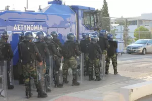 (ΦΩΤΟΣ Kerkida) Ισχυρή αστυνομική δύναμη στην Περιστερώνα