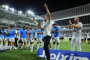 Καρσέδο με ντουντούκα, σε ρόλο... οργανωτή! (Βίντεο Kerkida/Φώτος)