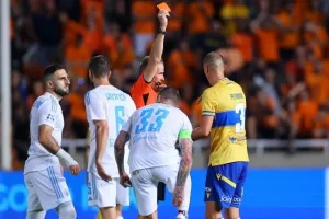 ΑΠΟΕΛ-Σλόβαν: Χάθηκε το Ch.L, φουλ για Europa League! (Φώτος)