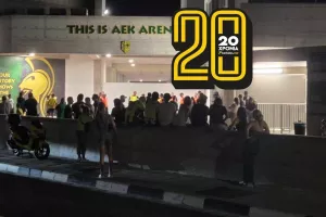 Ώρα 21:40/ Ο κόσμος παραμένει στην ΑΡΕΝΑ και "ΑΕΚ, ΑΕΚ, αυτό δεν είναι ΑΕΚ"