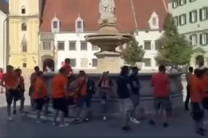 ΑΠΟΕΛίστες/ Τραγούδι... στην Πλατεία Hlavne!