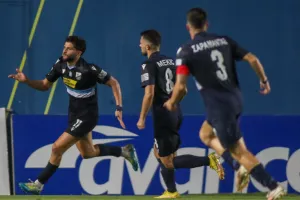 Ντεμπούτο με ΔΙΠΛΟ για Σατσιά!