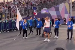 Η σημαιοφόρος Καρολίνα, στην τελετή έναρξης (φώτος)