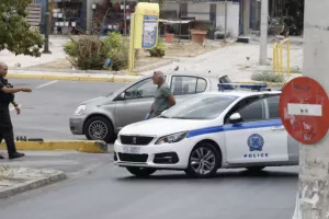 Κερατσίνι: 4 χειροβομβίδες, ένα περίστροφο και 1 γκλοπ στη τσάντα των δραστών