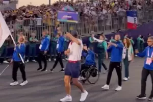 Η σημαιοφόρος Καρολίνα, στην τελετή έναρξης (φώτος)
