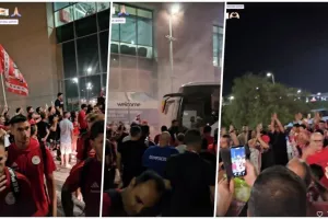 (ΒΙΝΤΕΟ) Αποθέωση στο αεροδρόμιο Λάρνακας για τον Ολυμπιακό Πειραιώς