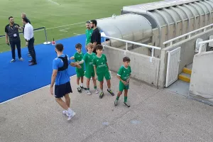 (ΒΙΝΤΕΟ/φώτος kerkida) Οι μικροί... Ομονοιάτες υποδέχθηκαν τους παίκτες της Ζίρε