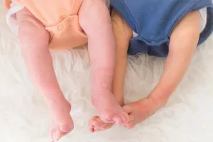 Δίδυμα γεννήθηκαν πρόωρα, με εννέα μέρες διαφορά -Είχαν το μέγεθος παλάμης, η συγκινητική ιστορία τους 