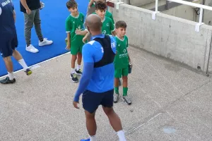 (ΒΙΝΤΕΟ/φώτος kerkida) Οι μικροί... Ομονοιάτες υποδέχθηκαν τους παίκτες της Ζίρε