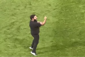 (Bίντεο) Σάλος στην Πολωνία... ο τεχνικός της Λέγκια έδειξε το μεσαίο δάχτυλο