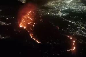 Φωτιά στην Αττική: Τεράστιο το μέτωπο - Πώς το κατέγραψαν επιβάτες αεροπλάνων 