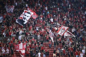 Ο κόσμος των ερυθρολεύκων φώναζε ρυθμικά το όνομα του Ποντένσε