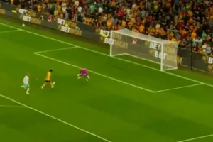 Με άνεση και στιλ: Ο Ποντένσε έφτιαξε το 2-0 της Γουλβς πίσω από το κέντρο! (Βίντεο)
