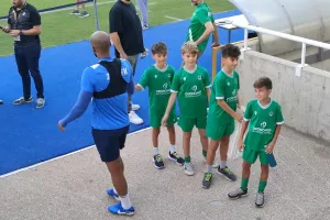 (ΒΙΝΤΕΟ/φώτος kerkida) Οι μικροί... Ομονοιάτες υποδέχθηκαν τους παίκτες της Ζίρε