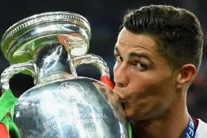 H UEFA βραβεύει τον Ρονάλντο!