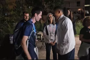 Αγκαλιές και πειράγματα για τον Τεντόγλου στο Ολυμπιακό Χωριό (βίντεο)
