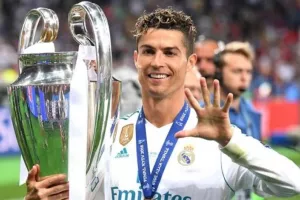Τιμή στον κορυφαίο: Η UEFA βραβεύει τον Κριστιάνο