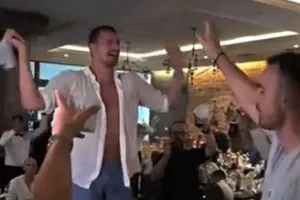 Ξεσάλωσε ο Γιόκιτς στον γάμο του Ντάνγκουμπιτς: Χόρευε και τραγουδούσε με ξεκούμπωτο πουκάμισο