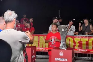 Η απέραντη χαρά των μικρών Ολυμπιακών που αγγίζουν το τρόπαιο του Conference! (Φώτος kerkida)