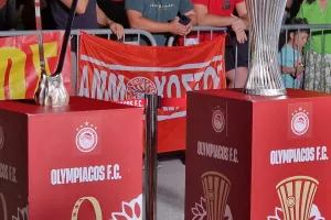 Η απέραντη χαρά των μικρών Ολυμπιακών που αγγίζουν το τρόπαιο του Conference! (Φώτος kerkida)