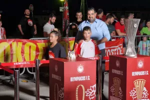 (ΒΙΝΤΕΟ/ΦΩΤΟΣ kerkida)  Pyro-show για τα ευρωπαϊκά του Ολυμπιακού στη Δερύνεια!