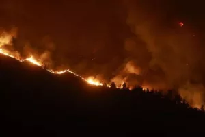 Καίει ανεξέλεγκτα η τεράστια φωτιά στο Ξυλόκαστρο
