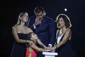 Δάκρυα συγκίνησης από Πρίντεζη- Στον ουρανό του ΣΕΦ η φανέλα με το "15" (βίντεο)