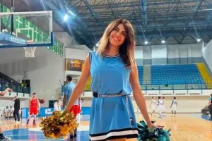 (ΒΙΝΤΕΟ) Είχε ΚΑΙ cheerleaders η Ανόρθωση