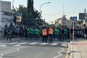 ΕΚΤΟΣ γηπέδου!
