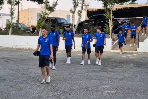 Θέλει να υψώσει ανάστημα… 