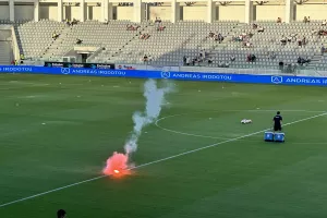 (Φώτος kerkida) Προσγειώθηκε φωτοβολίδα στον αγωνιστικό χώρο