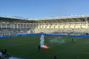 (Φώτος kerkida) Προσγειώθηκε φωτοβολίδα στον αγωνιστικό χώρο