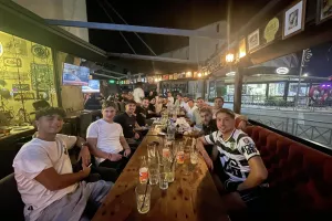 Δεξιώθηκαν τους ποδοσφαιριστές στο Finders Bar & Grill (Φώτος)