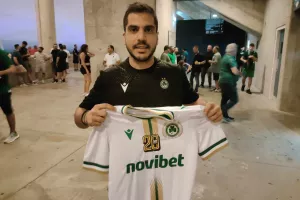 Παρέλαβε τη φανέλα