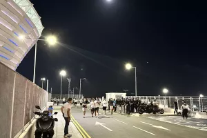 ΦΩΤΟΣ ΕΞΩ από το γήπεδο