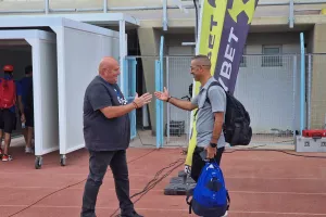 Θερμή... υποδοχή!