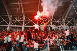"Στο ίδιο έργο θεατές! Αυτή η έκφραση δηλώνει περίτρανα το τι αισθάνεται ολόκληρο το νησί"