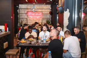 Δείπνο σε ποδοσφαιριστές και τεχνικό επιτελείο
