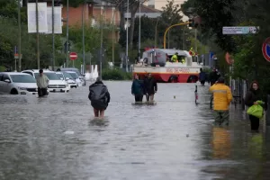 Νεκρός ένας πυροσβέστης στην Ιταλία - Υπερχείλισε ο ποταμός στην Εμίλια Ρομάνια