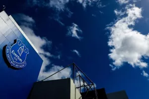 Αγοράζει το πλειοψηφικό πακέτο μετοχών της Έβερτον