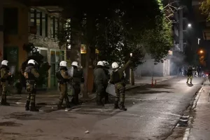 Επίθεση με μολότοφ σε αστυνομικούς από κουκουλοφόρους στα Εξάρχεια