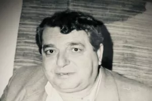Θλίψη στην Ομόνοια για το θάνατο του Δ. Προκοπίου- Μεσίστια η σημαία στο οίκημα και μαύρα περιβραχιόνια 