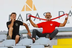 ΦΩΤΟΣ από τις εξέδρες στο "Αμμόχωστος"