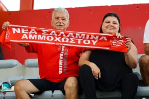 ΦΩΤΟΣ από τις εξέδρες στο "Αμμόχωστος"