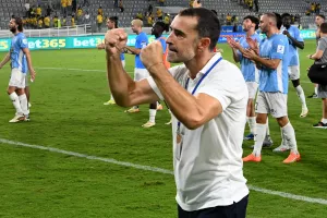 (ΒΙΝΤΕΟ Kerkida/φώτος) Μια γροθιά με τους 800 που ήταν ο 12ος παίκτης!