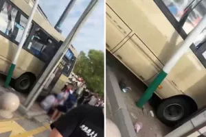 Ασύλληπτη τραγωδία/ Σχολικό λεωφορείο έπεσε πάνω σε πλήθος – 11 νεκροί, ανάμεσά τους μαθητές