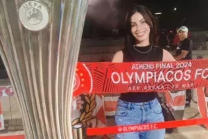 Η Κωνσταντίνα με το τρόπαιο 