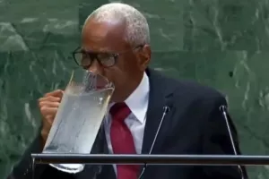 Ο πρόεδρος της Αϊτής έγινε viral, προσπαθώντας να πιει νερό από μια μεγάλη κανάτα στη γενική συνέλευση του ΟΗΕ
