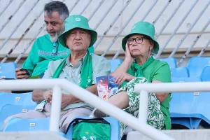 (ΦΩΤΟΣ) Ωραία ατμόσφαιρα και χαμόγελα στις κερκίδες