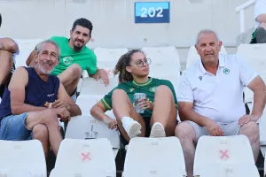 (ΦΩΤΟΣ) Ωραία ατμόσφαιρα και χαμόγελα στις κερκίδες